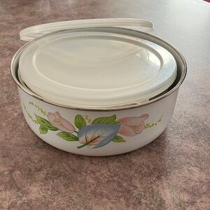 Vintage Set of 4 Nesting Enamel Coated Bowls with Lids